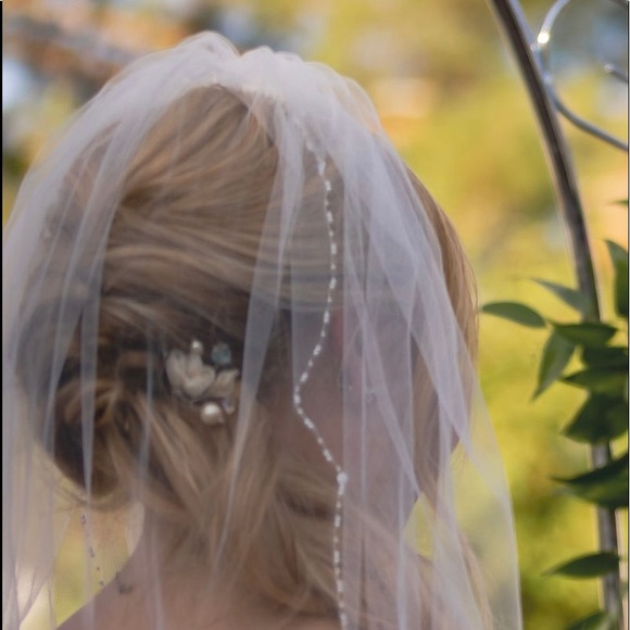 Beautiful wedding dress, veil and slip… worn once. - Picture 15 of 15